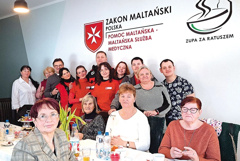 Wolontariusze i członkowie Zakonu Maltańskiego z seniorkami z Harcerskiej.