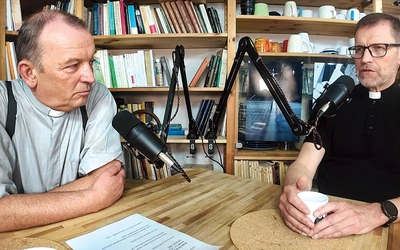 „Teologię z Katowic” (na zdjęciu ks. Jan Słomka i ks. Jacek Kempa)…
