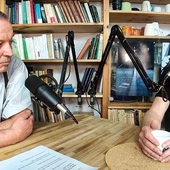 „Teologię z Katowic” (na zdjęciu ks. Jan Słomka i ks. Jacek Kempa)…
