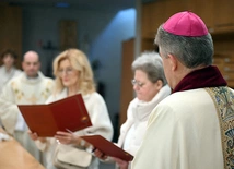 Przed rozpoczęciem liturgii kobiety podpisały w obecności biskupa zobowiązania.