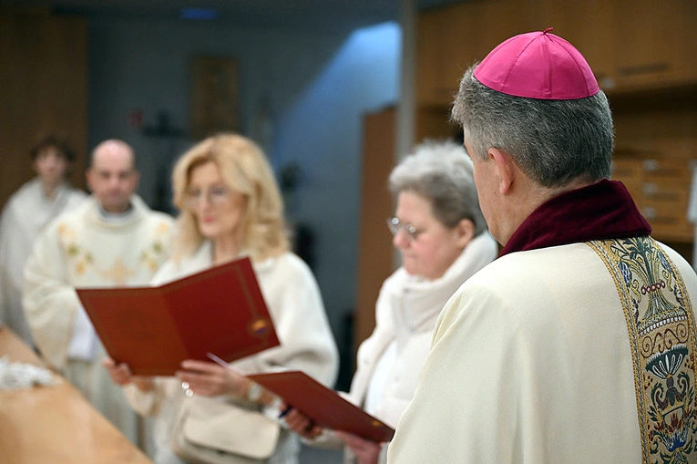 Przed rozpoczęciem liturgii kobiety podpisały w obecności biskupa zobowiązania.