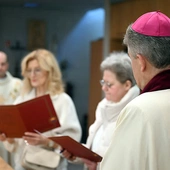 Przed rozpoczęciem liturgii kobiety podpisały w obecności biskupa zobowiązania.