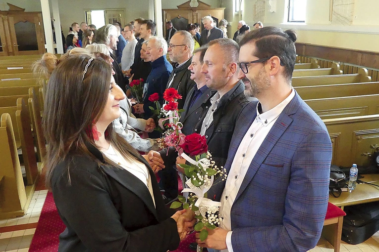 Sandra i Michał Dudowie (na pierwszym planie) od ponad roku wspierają małżeństwa i narzeczonych.