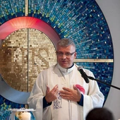 Ks. Bogdan Peć MSF specjalista psychoterapii uzależnień, psychoterapeuta. Urodził się 31 października 1964 roku w Radzyminie. Do Zgromadzenia Misjonarzy Świętej Rodziny wstąpił 20 sierpnia 1984 roku. Święcenia kapłańskie przyjął 15 czerwca 1991 roku w WSD Misjonarzy Świętej Rodziny w Kazimierzu Biskupim koło Konina. W latach 1993–1994 odbył studia podyplomowe na Katolickim Uniwersytecie Lubelskim z poradnictwa i psychoterapii. W latach 2005–2010 uczestniczył w całościowym szkoleniu do uzyskania specjalizac…
