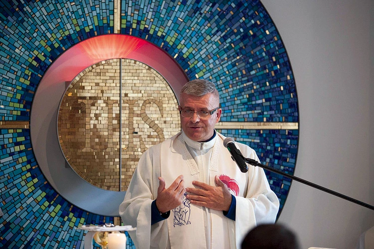 Ks. Bogdan Peć MSF specjalista psychoterapii uzależnień, psychoterapeuta. Urodził się 31 października 1964 roku w Radzyminie. Do Zgromadzenia Misjonarzy Świętej Rodziny wstąpił 20 sierpnia 1984 roku. Święcenia kapłańskie przyjął 15 czerwca 1991 roku w WSD Misjonarzy Świętej Rodziny w Kazimierzu Biskupim koło Konina. W latach 1993–1994 odbył studia podyplomowe na Katolickim Uniwersytecie Lubelskim z poradnictwa i psychoterapii. W latach 2005–2010 uczestniczył w całościowym szkoleniu do uzyskania specjalizac…