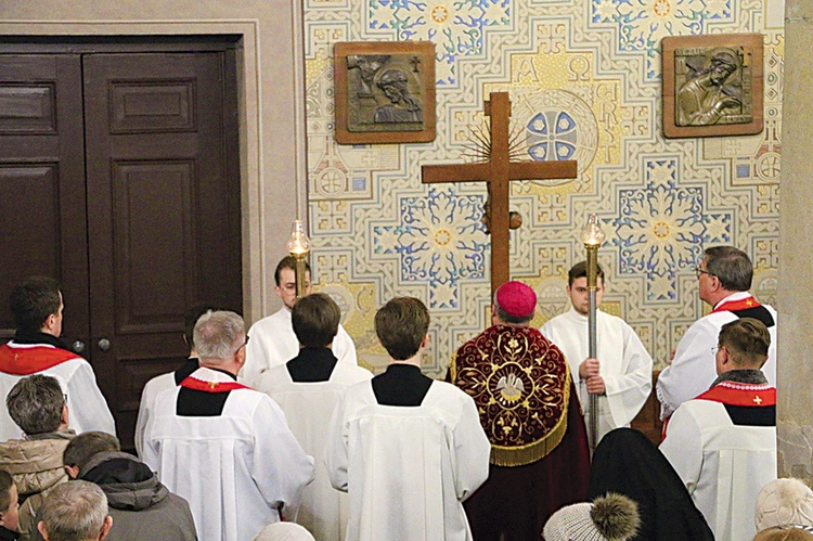 	„Życie z doświadczeniem wykorzystania seksualnego zawiera w sobie każdą stację drogi krzyżowej” – z rozważań Drogi Krzyżowej przygotowanych na piątek 7 marca.