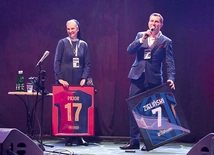 	Prócz koncertu atrakcją była również licytacja koszulek znanych sportowców.