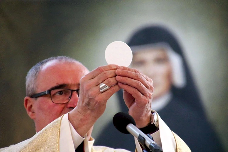 	– Boże, dziękujemy za tę prostą, świętą nauczycielkę – s. Faustynę. Twoje miłosierdzie chcemy głosić swoim życiem – mówił biskup płocki podczas Mszy św.