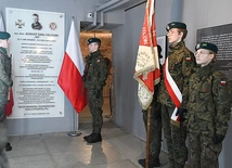 W dawnym więzieniu mokotowskim złożono kwiaty pod tablicą upamiętniającą „Nila”.