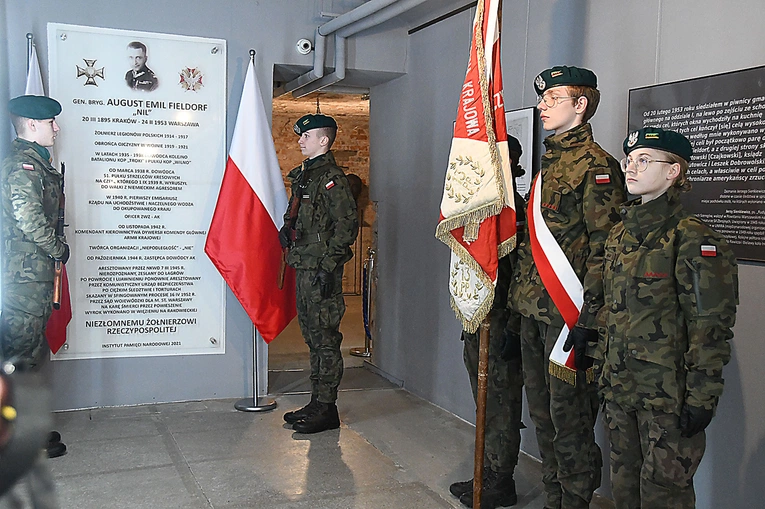 W dawnym więzieniu mokotowskim złożono kwiaty pod tablicą upamiętniającą „Nila”.