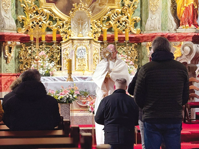 Każdy z uczestników może otrzymać indywidualne błogosławieństwo Najświętszym Sakramentem. 