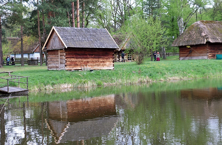 	Mogą to być zdjęcia z wydarzeń, wystaw, obiektów muzealnych i otaczających je krajobrazów.