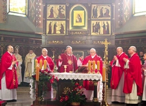 Wraz z biskupem modlili się kapłani, licznie przybyłe siostry dominikanki oraz miejscowi parafianie.