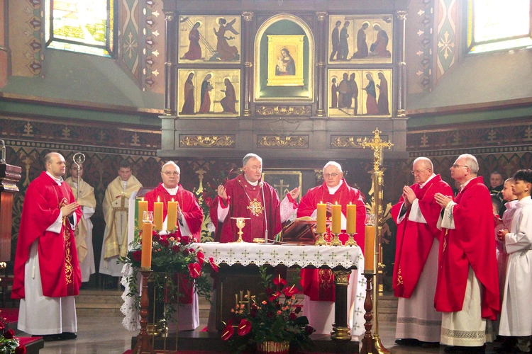 Wraz z biskupem modlili się kapłani, licznie przybyłe siostry dominikanki oraz miejscowi parafianie.