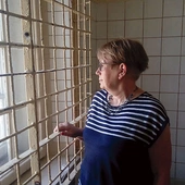 Kiedy przyszła na świat, rodzice byli więzieni w Pawilonie X mokotowskiego więzienia. Nigdy nie poznała ojca.