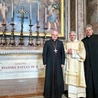 Dk. Norbert Ryznar wraz z bp. Markiem Mendykiem oraz swoim proboszczem ks. Andrzejem Ćwikiem przy grobie Jana Pawła II.