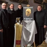 Kożuchowscy kapłani przy fotografii ks. Guzego.