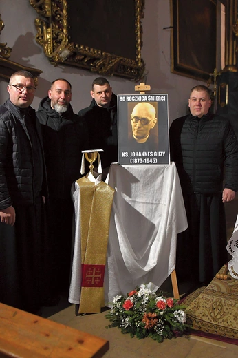 Kożuchowscy kapłani przy fotografii ks. Guzego.