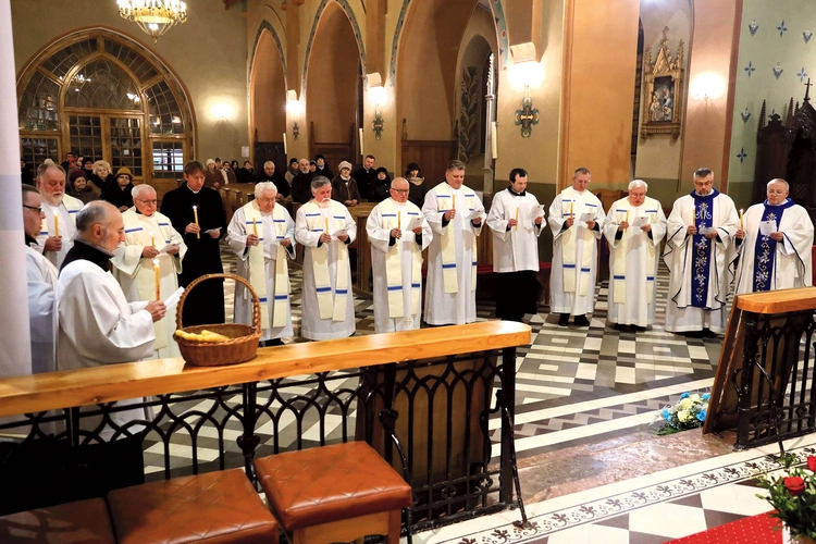 	Zakonnicy posługują w świątyni od 1951 roku.