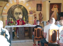 Kaplicę więzienną zdobi wizerunek św. Maksymiliana M. Kolbego.
