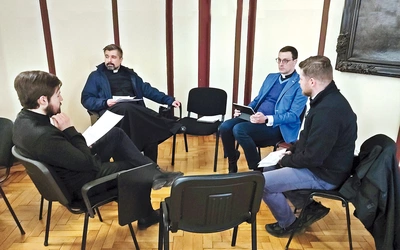 Najpierw wspólna modlitwa, a następnie wymiana opinii.