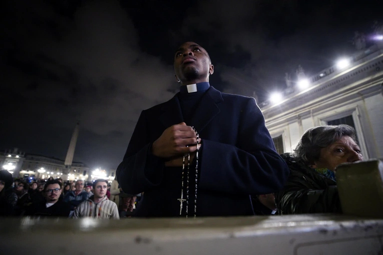 Watykan: kard. Tagle przewodniczył różańcowej modlitwie w intencji Franciszka