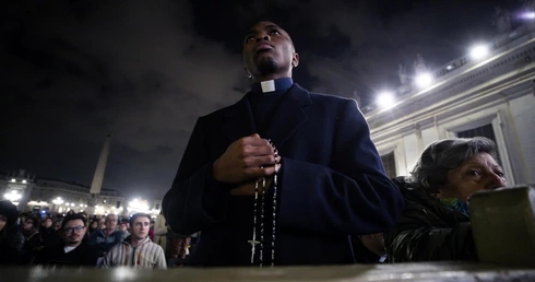 Watykan: kard. Tagle przewodniczył różańcowej modlitwie w intencji Franciszka