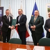 Umowę podpisali Rafał Rajkowski i Radosław Witkowski.