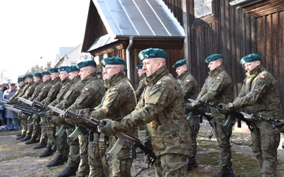 W jaki sposób przyciągają żołnierze niezłomni?