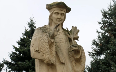 Pomnik patrona Radomia i diecezji przed bazyliką św. Kazimierza w Radomiu.