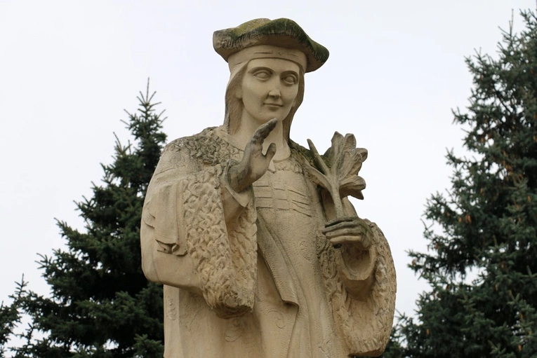 Pomnik patrona Radomia i diecezji przed bazyliką św. Kazimierza w Radomiu.