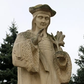 Pomnik patrona Radomia i diecezji przed bazyliką św. Kazimierza w Radomiu.