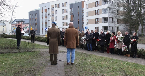 Uroczystości pod pomnikiem rotm. Pileckiego w Koszalinie