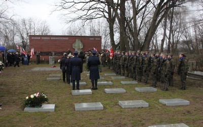 Te pola urągały pamięci naszych bohaterów