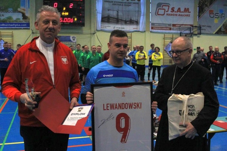 Ceremonia wręczenia medali i nagród XIX Mistrzostw Polski Księży w Piłce Nożnej Halowej