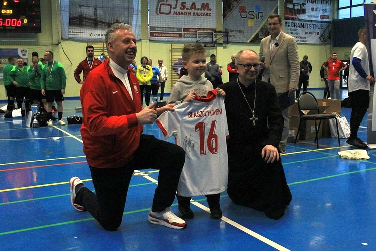 Ceremonia wręczenia medali i nagród XIX Mistrzostw Polski Księży w Piłce Nożnej Halowej