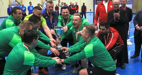 Ceremonia wręczenia medali i nagród XIX Mistrzostw Polski Księży w Piłce Nożnej Halowej