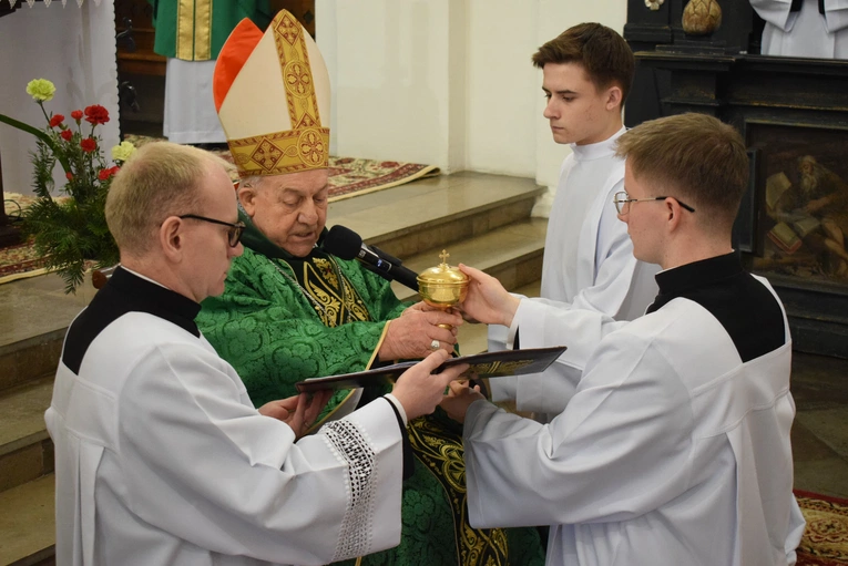 Posługi w drodze ku kapłaństwu