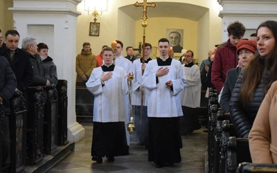 Posługi w drodze ku kapłaństwu