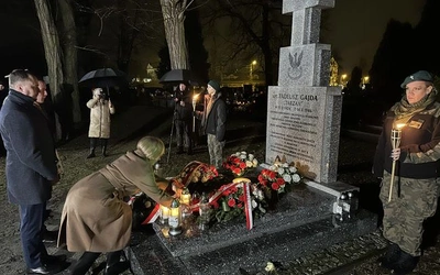 Skadanie kwiatów na grobie Tadeusza Gajdy.