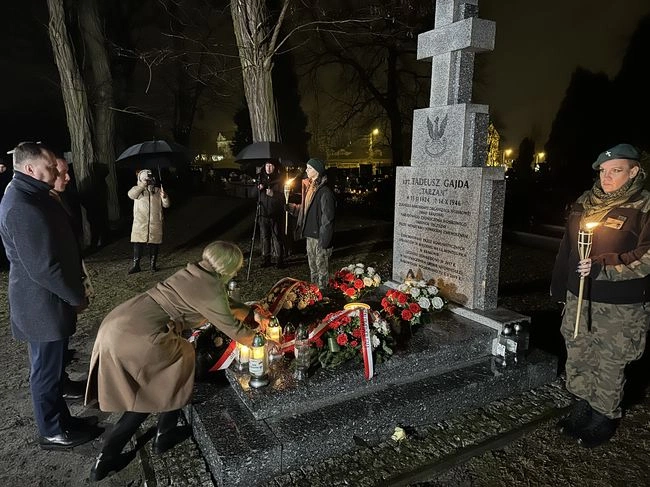 Skadanie kwiatów na grobie Tadeusza Gajdy.