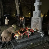 Skadanie kwiatów na grobie Tadeusza Gajdy.