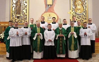 Alumni z bp. Markiem Solarczykiem, zarządem WSD i diakonami.