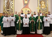 Alumni z bp. Markiem Solarczykiem, zarządem WSD i diakonami.