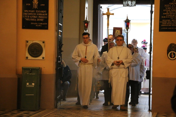 Mława. Konsekrecja ołtarza w parafii pw. św. Stanisława BM - cz. I