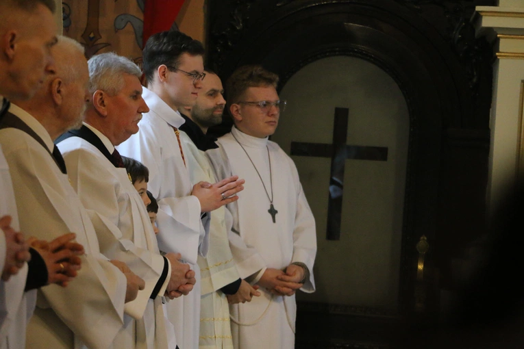 Mława. Konsekrecja ołtarza w parafii pw. św. Stanisława BM - cz. I