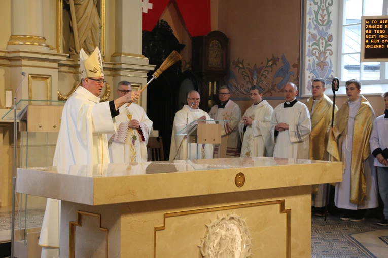 Mława. Konsekrecja ołtarza w parafii pw. św. Stanisława BM - cz. I
