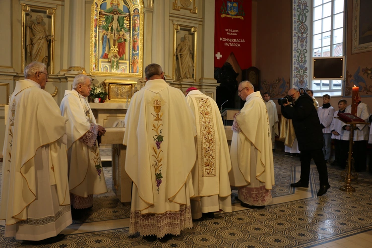 Mława. Konsekrecja ołtarza w parafii pw. św. Stanisława BM - cz. I