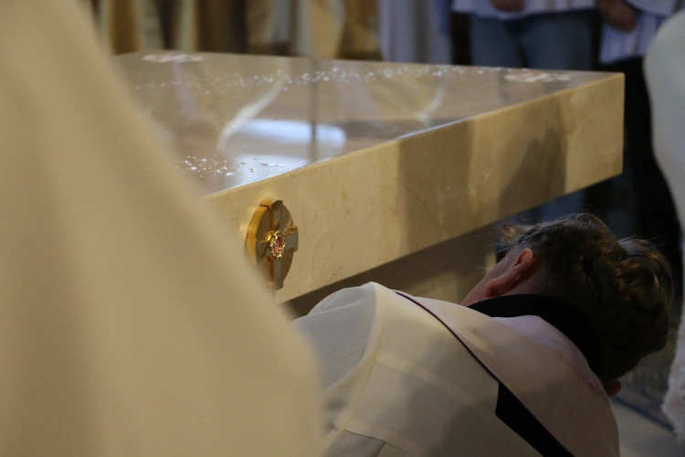 Mława. Konsekrecja ołtarza w parafii pw. św. Stanisława BM - cz. I