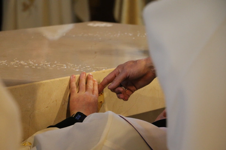 Mława. Konsekrecja ołtarza w parafii pw. św. Stanisława BM - cz. I